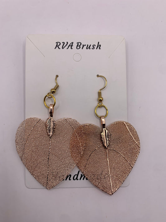 149- Gold Leaf Vein Heart Earrings Botanical Inspired Dangle Jewelry Elegant Natural Design Chic Metallic Ear Art Gift for Her